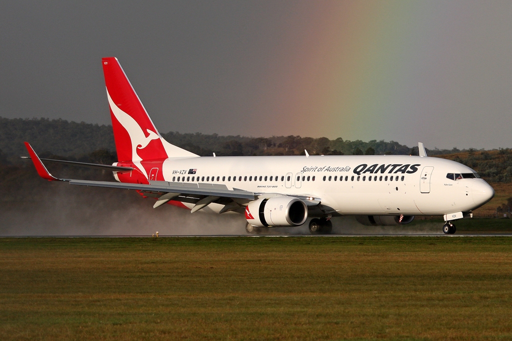 A Qantas 737-800 landing.