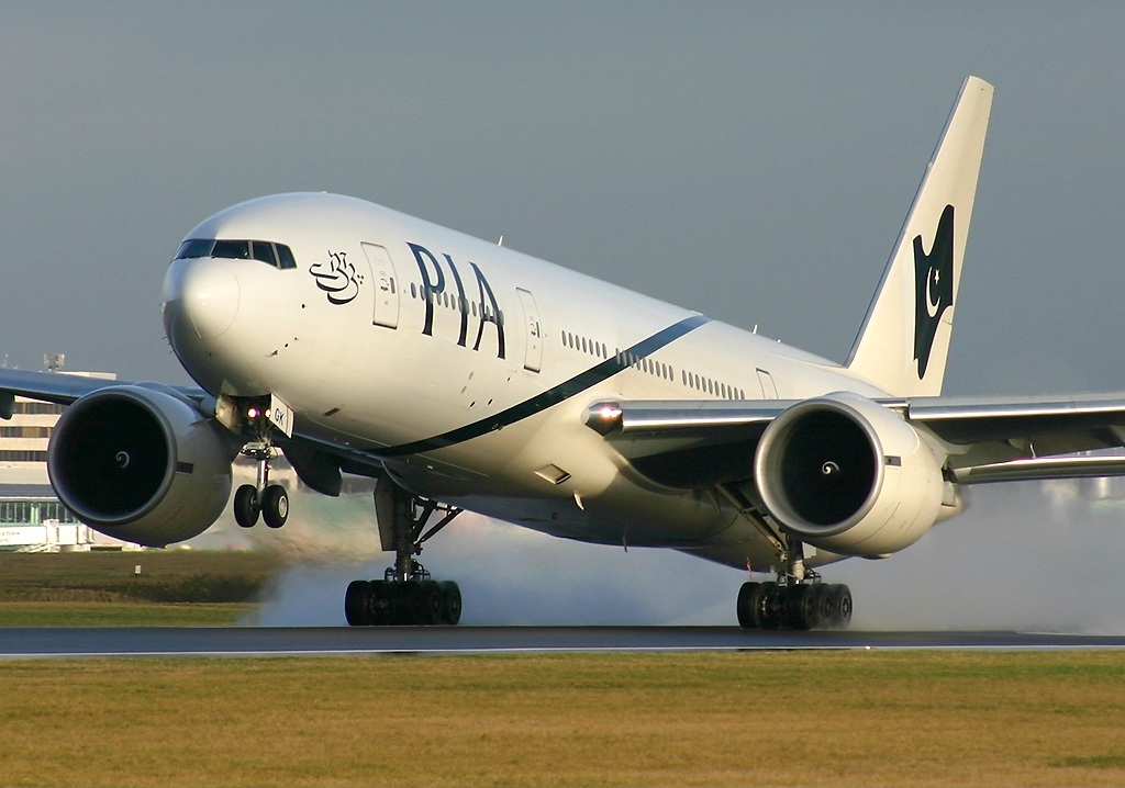 A PIA Pakistan Airlines 777 landing.