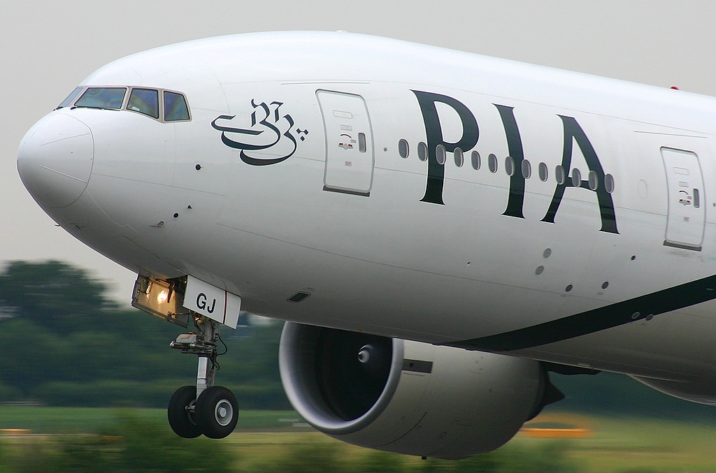 A Pakistan International Airlines PIA 777 landing.