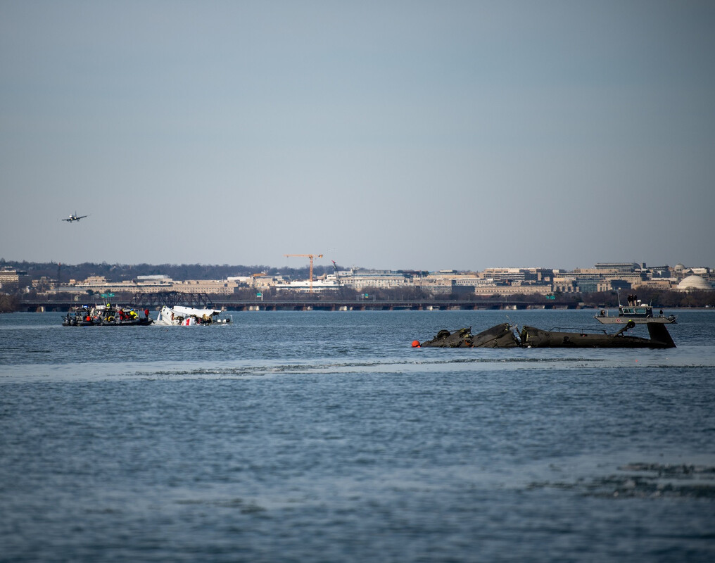 NTSB retrieves wreckage from Potomac River near Washington DCA airport