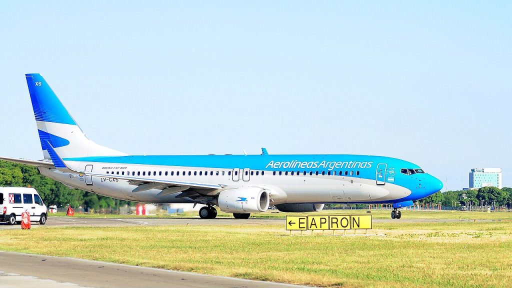 An Aerolíneas Argentinas Boeing 737-800 on the taxiway